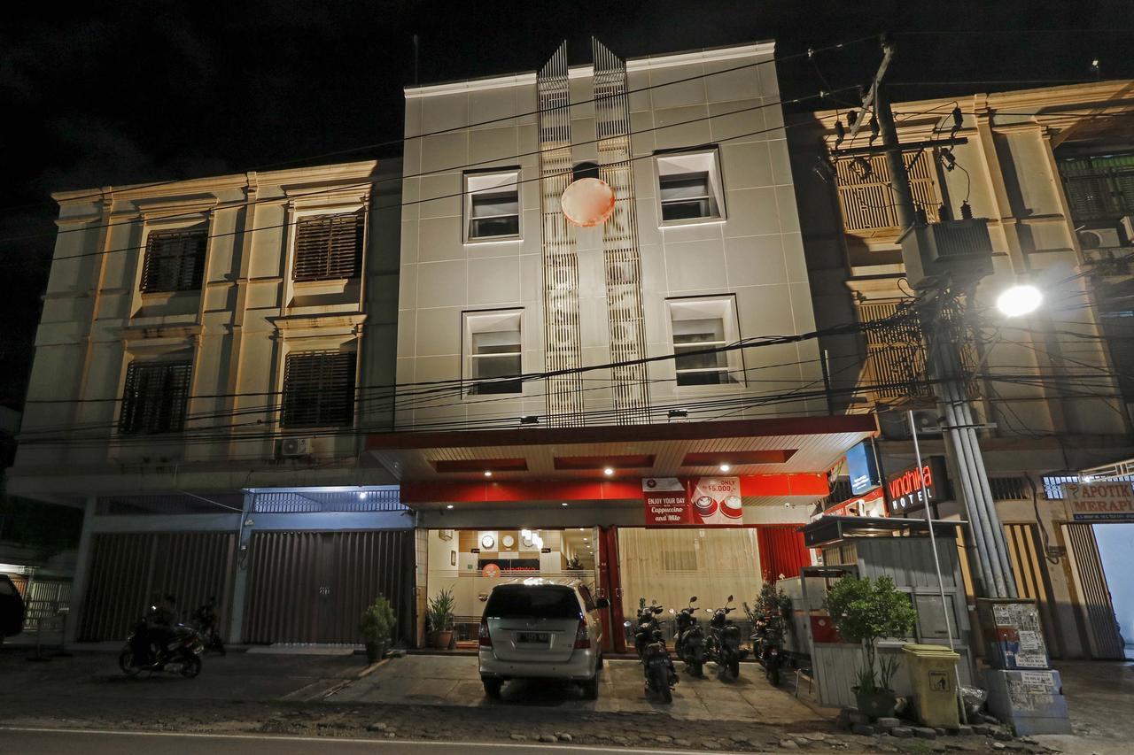 Отель Reddoorz @ Jalan Gunung Merapi Макасар Экстерьер фото